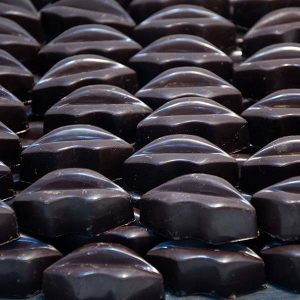 Bombones de chocolate negro con sabor a Moras.